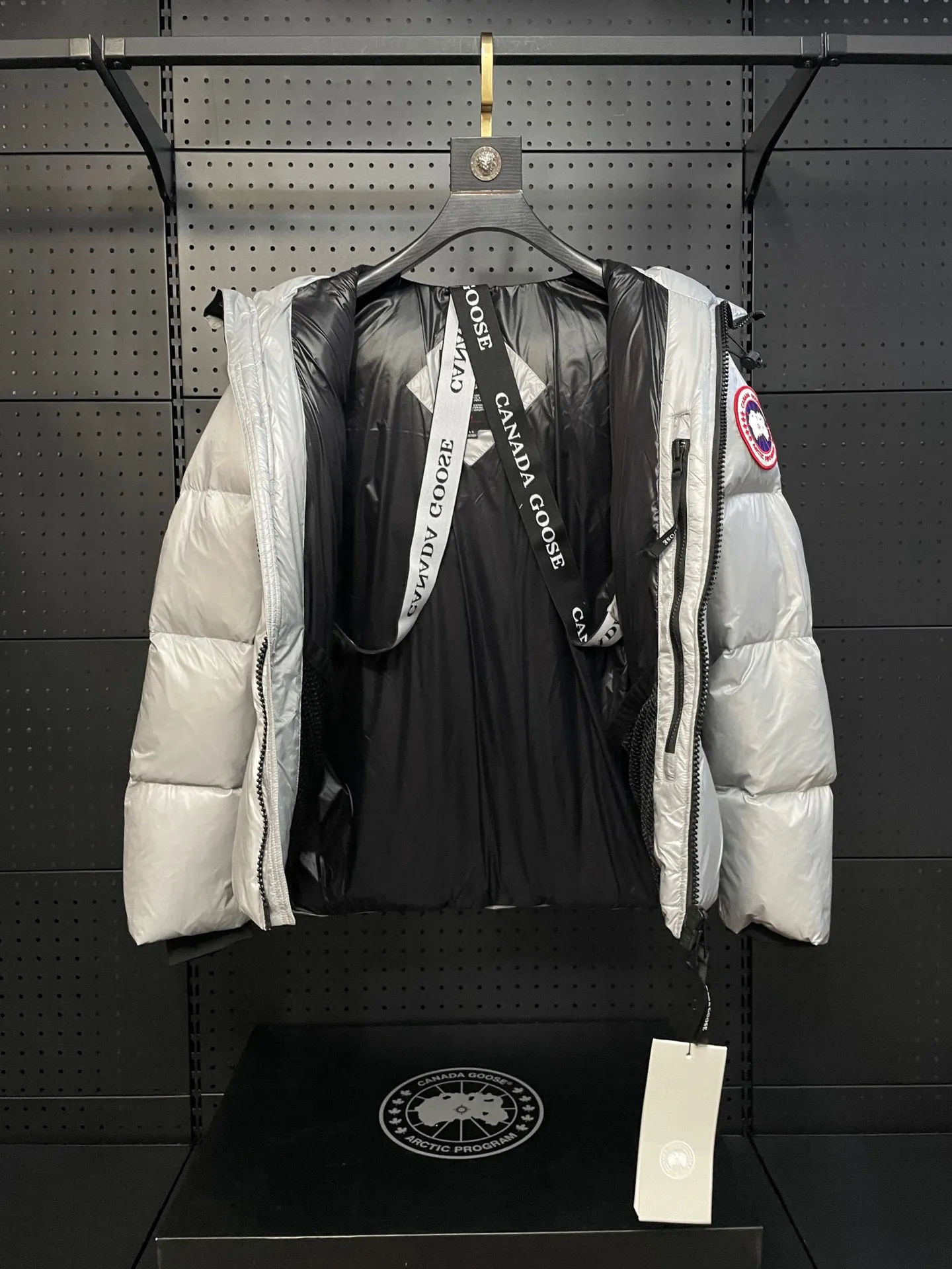 P780 Gray Red Label Top Version 𝘾𝘼𝙉𝘼𝘿𝘼 𝙂𝙊𝙊𝙎𝙀/Canada Goose 2023 Limited New Crofton Puff Down Jacket Pure Guangzhou Inspection 95 White Duck Down Filling‼  Top version, ceiling level‼ Crofton soft bread, the latest style in 2023, has a cold protection effect of up to level 4. It is made of recycled Feather-Light tear-resistant fabric. It is ultra-light and has no weight on the upper body at all! The unique black label highlights your temperament‼  Canada Goose, a Canadian brand, has always been recognized as the warmest down jacket. Various Instagram celebrities, Internet celebrities, and celebrities often wear it for street photos. I do Canada Goose every year, but I still can’t get rid of my love for geese. No matter how cold the winter is, there is no need to be afraid, because there are geese! Filled with 80% white duck down, Canada Goose is the legendary warmest down jacket and is known as a must-have for Arctic outdoor sports! The most popular down jacket in the world, celebrities are rushing to buy it, it is a must-have! Same style for men and women Size: S-XXL